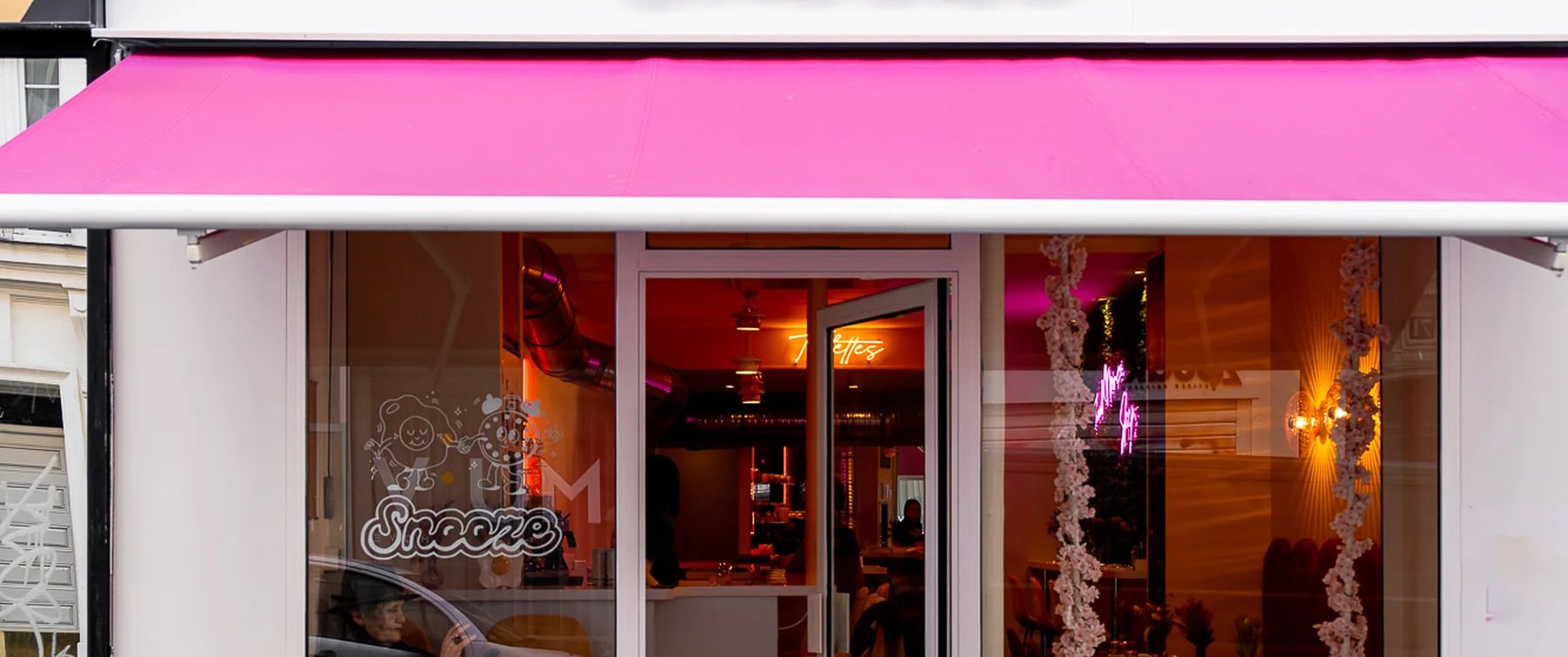 La devanture de Snooze, store rose et enseigne, rue Sedaine à Paris